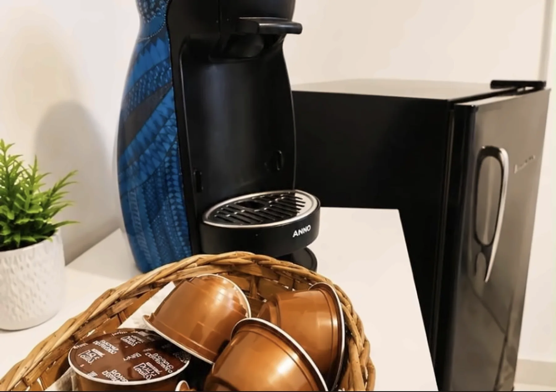 Cafeteira e frigobar do Quarto Deluxe