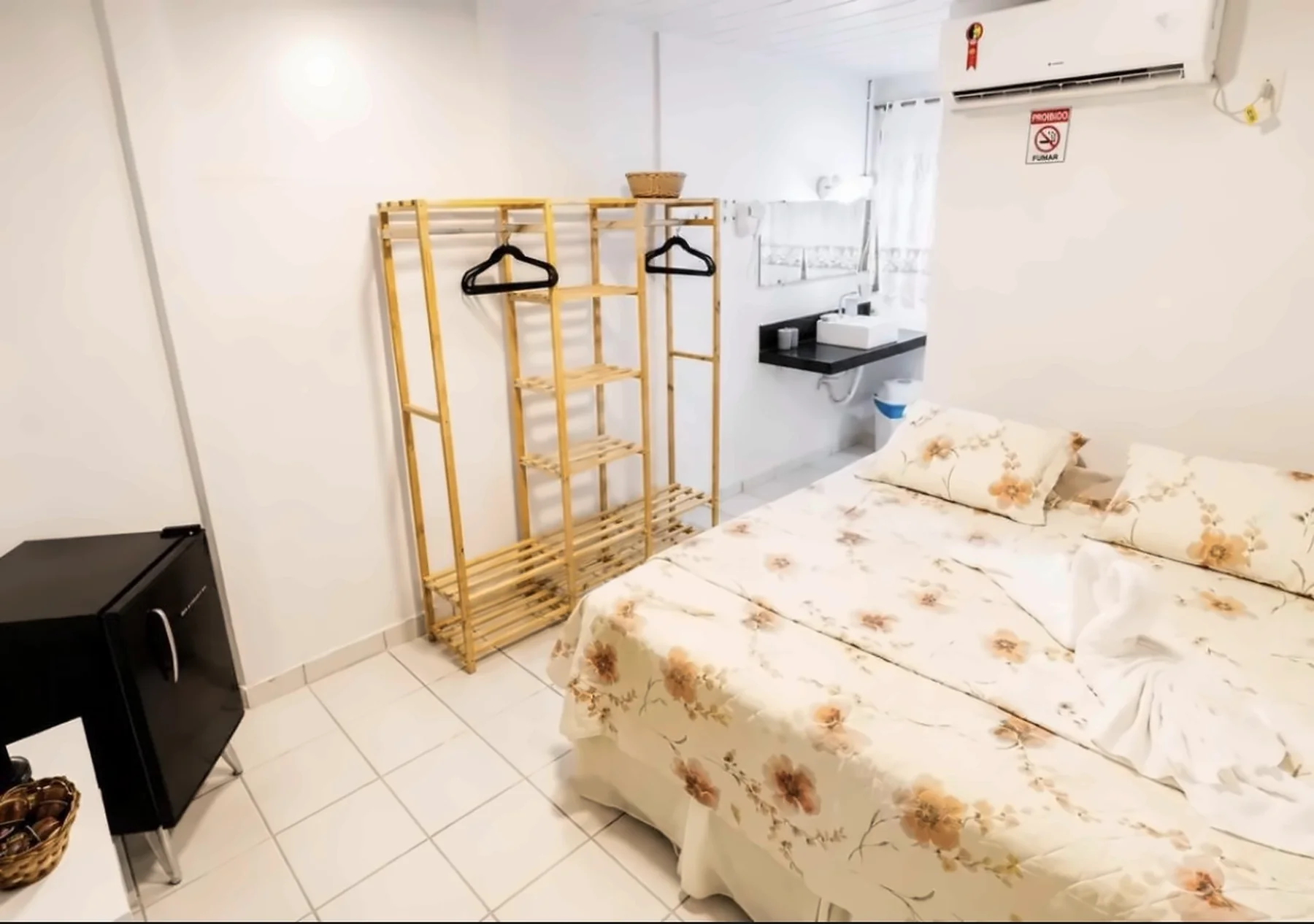 Cama e armário do Quarto Deluxe