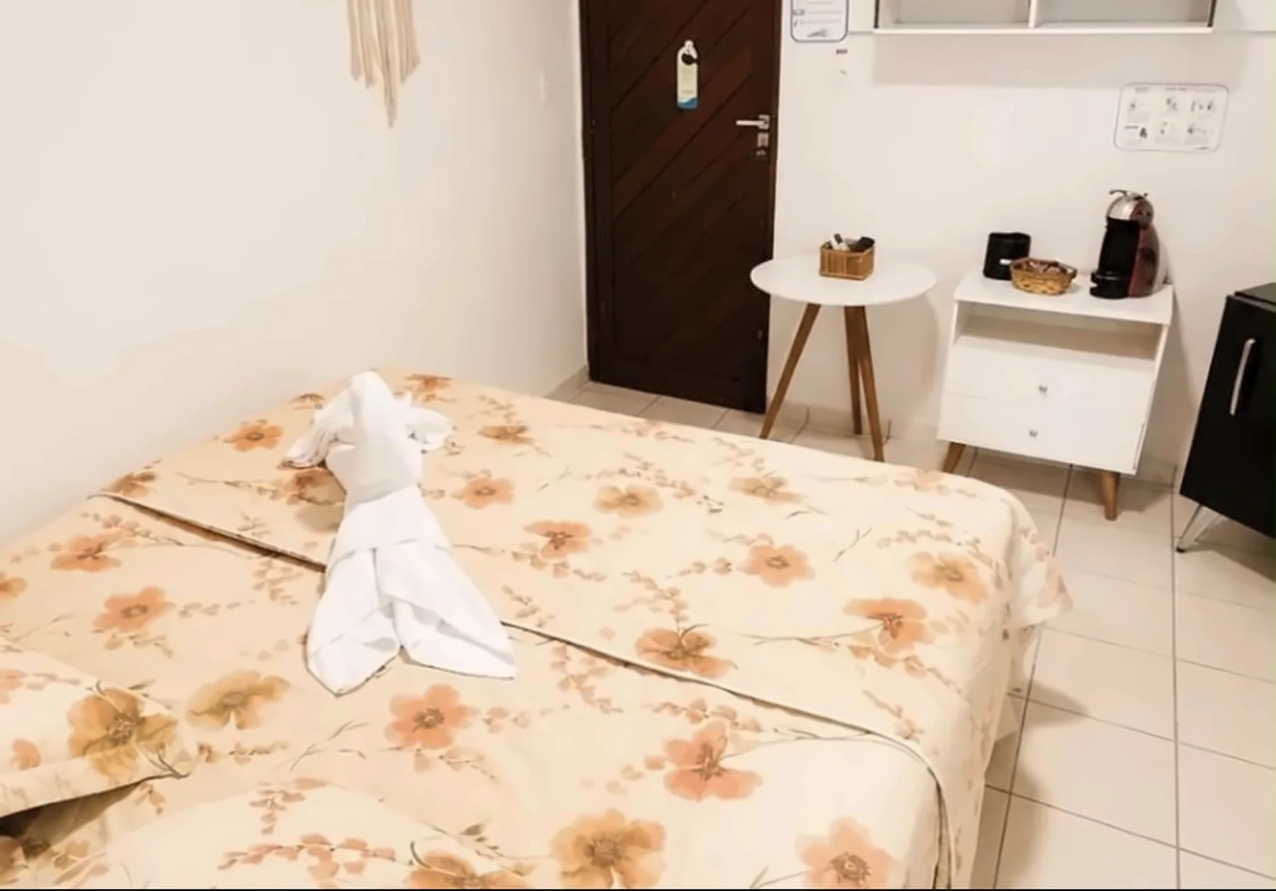 Quarto Deluxe fotografado a partir da porta