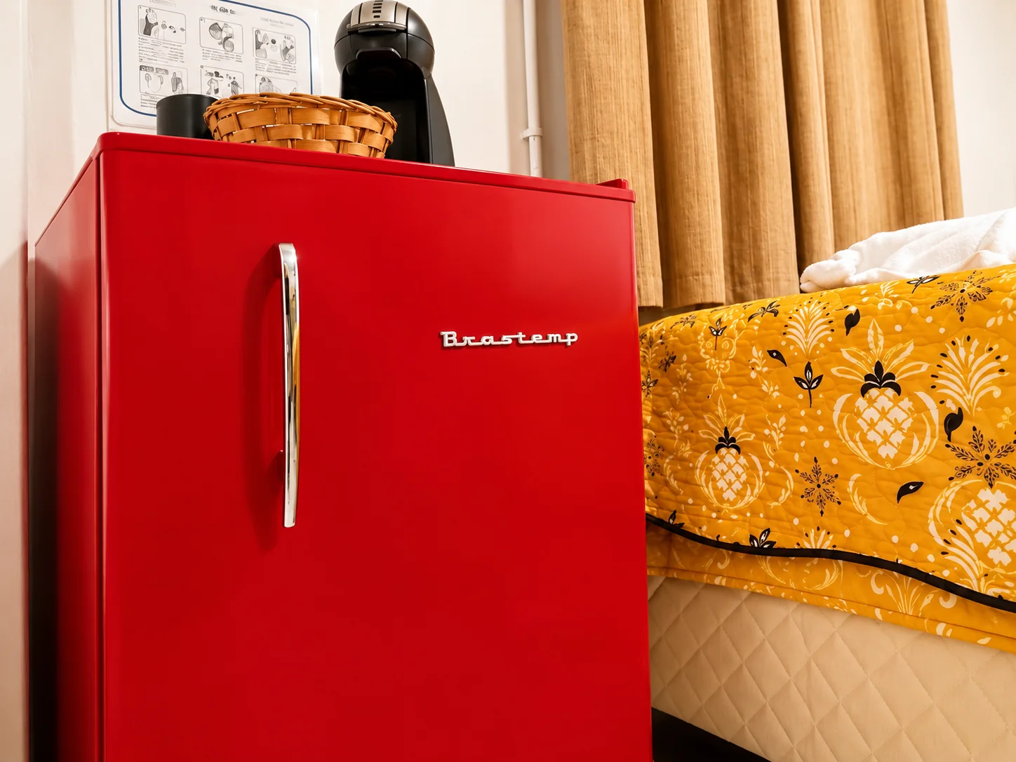 Frigobar, cafeteira e cama do Quarto Deluxe Vista Jardim
