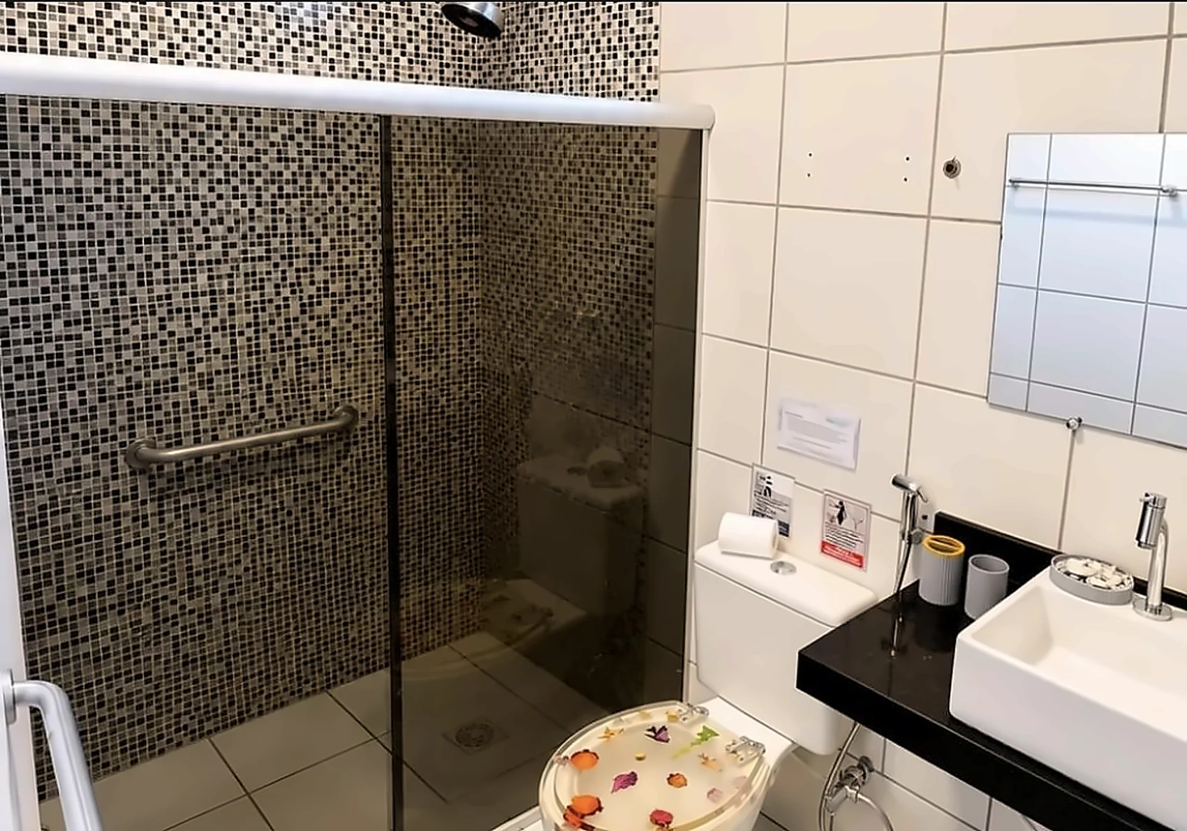 Banheiro do Quarto Standard com box e chuveiro
