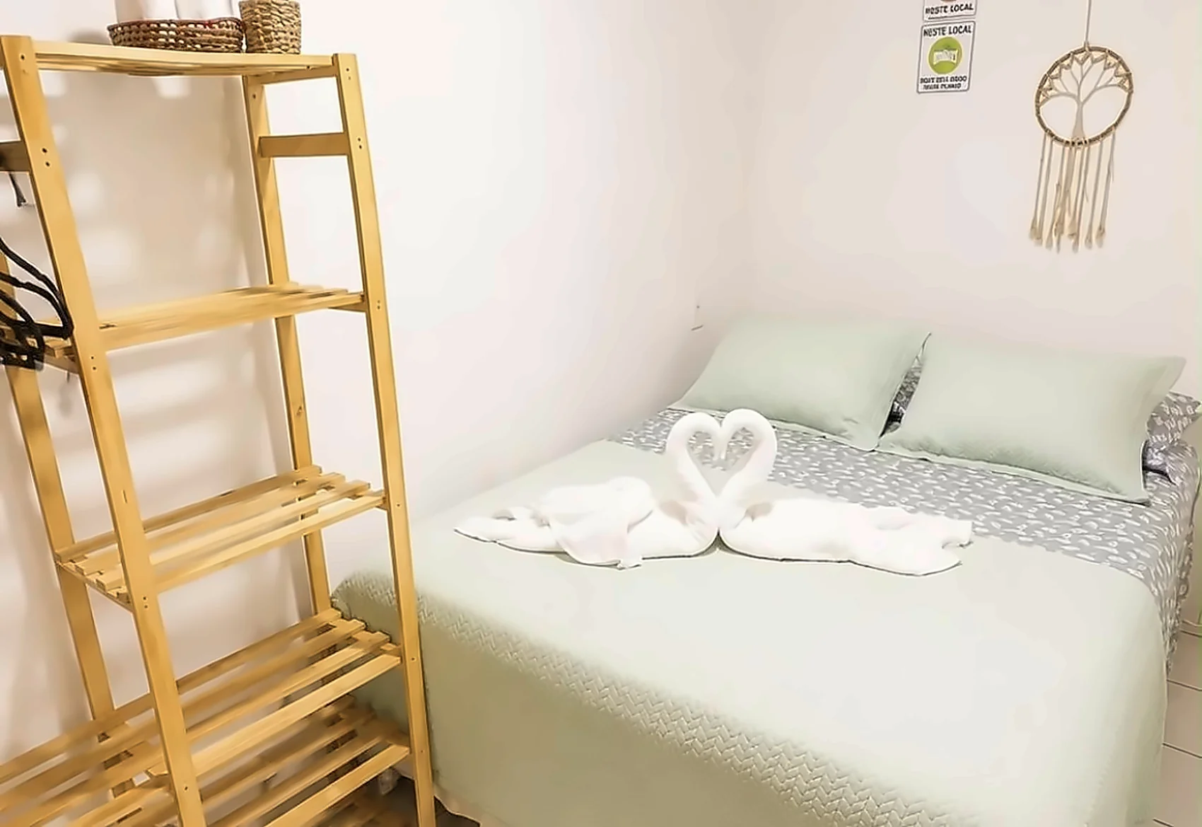 Cama preparada no Quarto Standard com toalhas decorativas